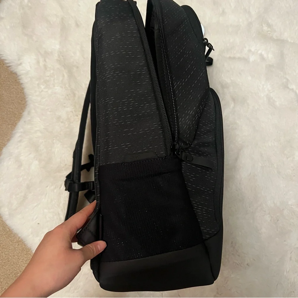 Alienware Backpack - Picture 10 of 10